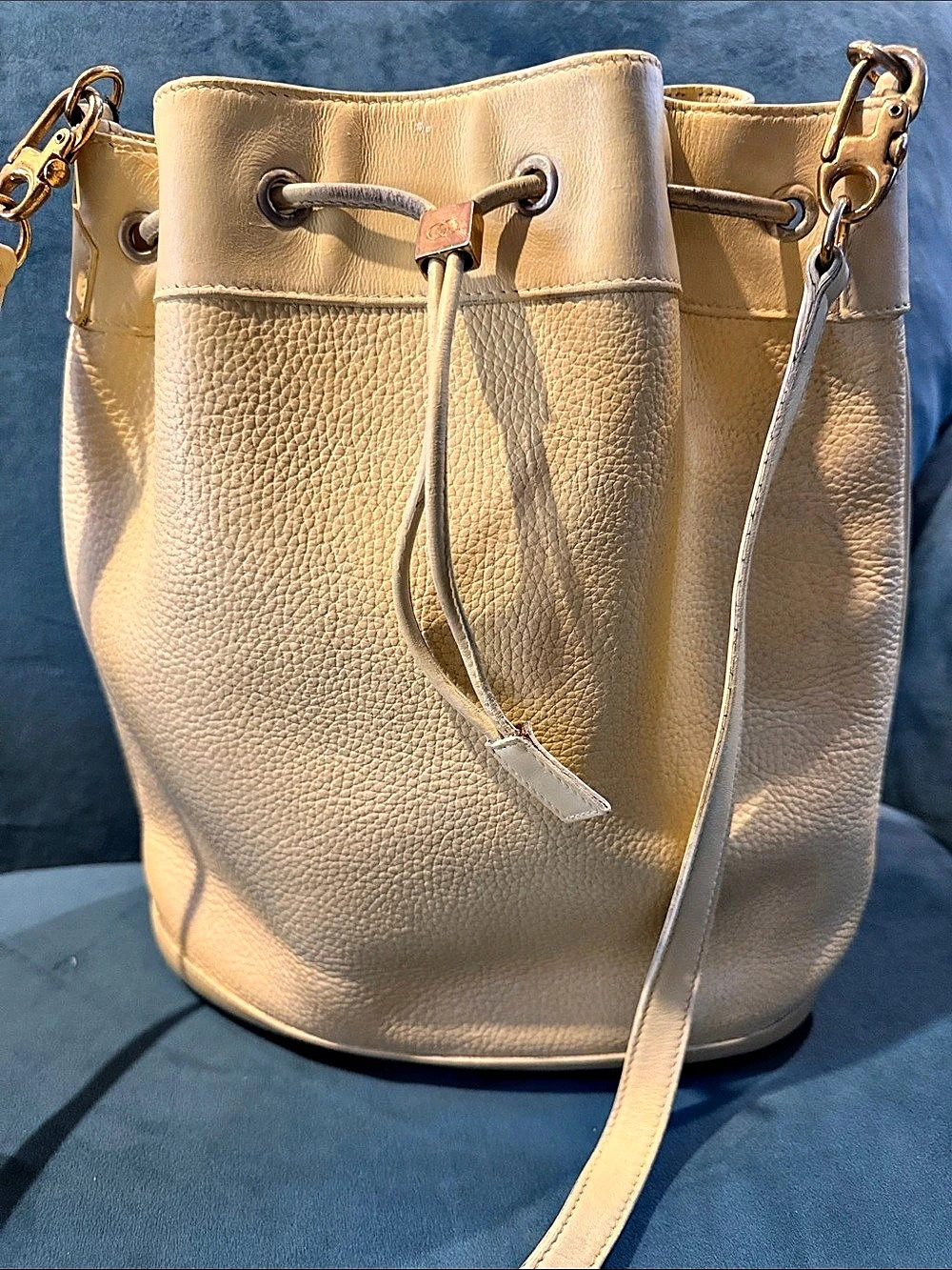 Gucci Bucket Shoulder Bag in Beige